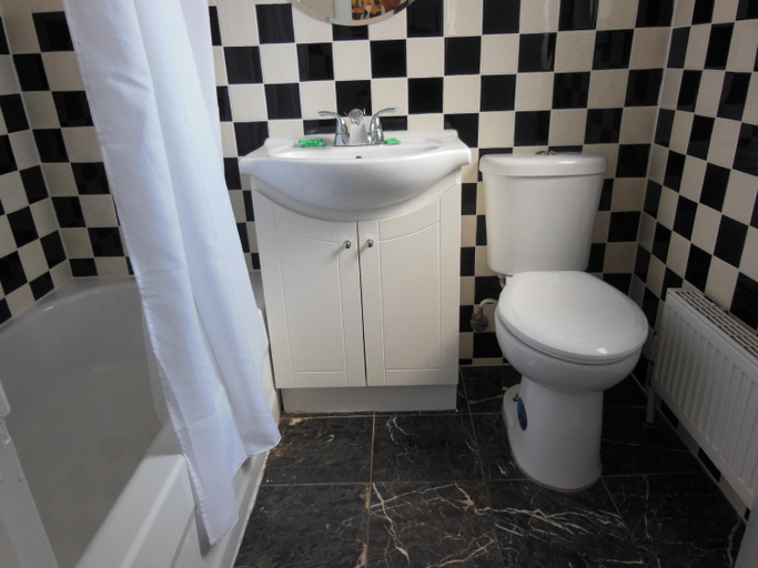 Bathroom 4, Motel Pierre, Montréal