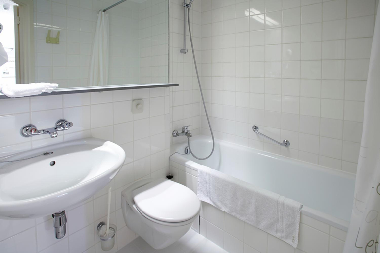 Bathroom 5, Hotel Vivaldi, Antwerpen