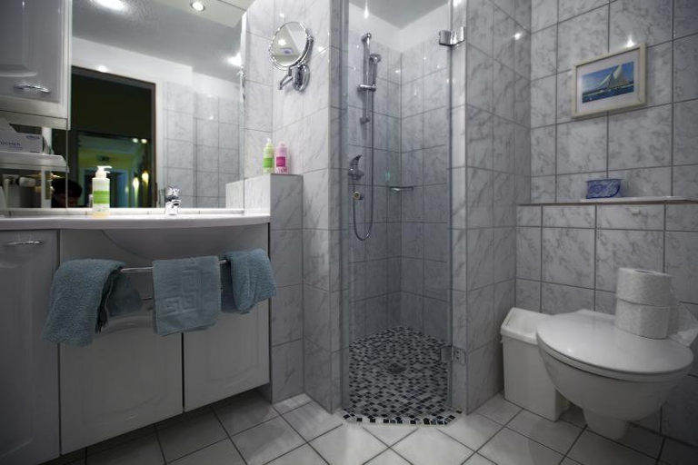 Bathroom 2, Das kleine Hotel am Park Garni, Heidekreis