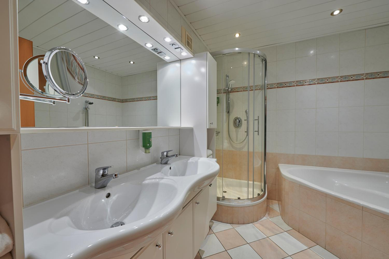 Bathroom 4, Hotel Zimmerbrau, Gmunden