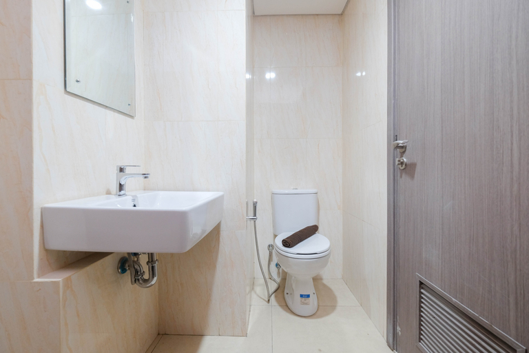 Bathroom 5, Elegant and Homey Studio Tamansari Bintaro Mansion Apartment By Travelio, Tangerang Selatan