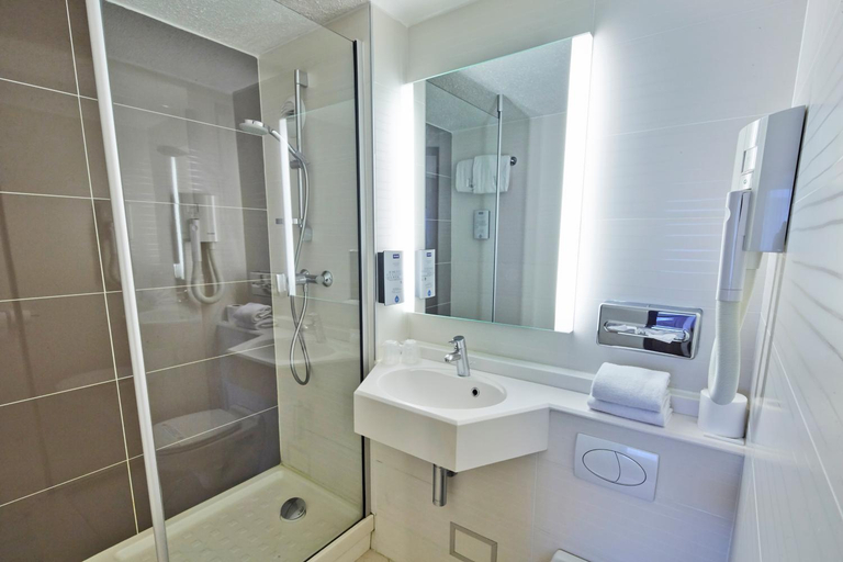 Bathroom 4, Kyriad Nevers Centre, Nièvre