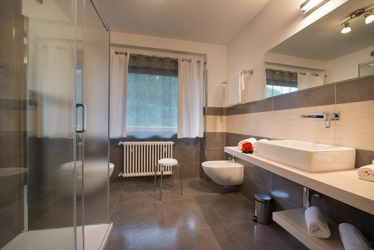 Bathroom 2, Hotel Cristallo, Trento