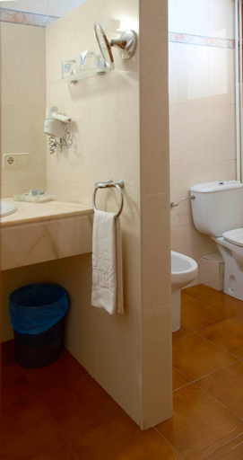 Bathroom 5, Guillem