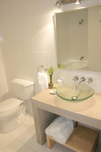 Bathroom 4, Hotel Piedraluna, ZONA 10
