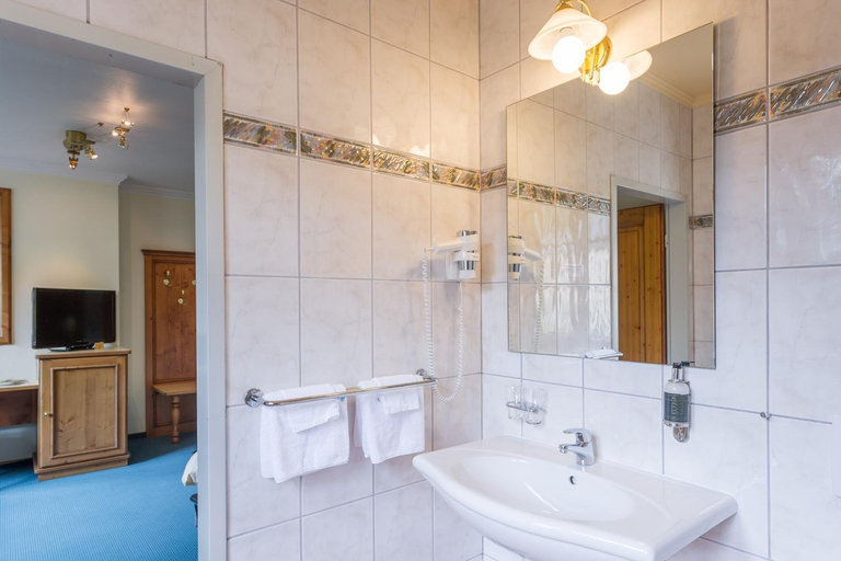 Bathroom 2, Logis Hotel-Restaurant Petry, Vianden