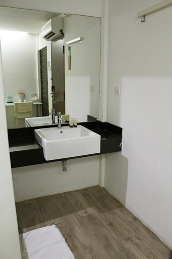 Bathroom 10