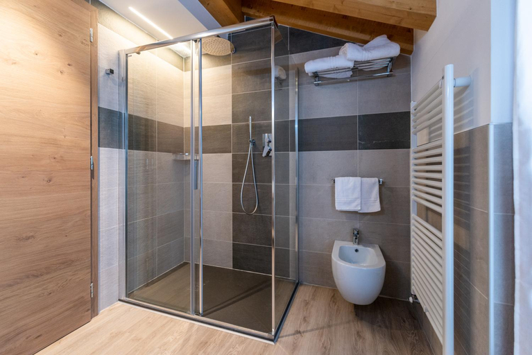 Bathroom 5, Lady Maria Hotel And Resort, Trento