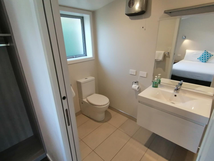 Bathroom 3, Edgewater Motel, Southland