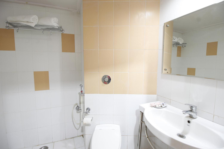 Bathroom, Vardaan Hotels, PatniTop, Udhampur