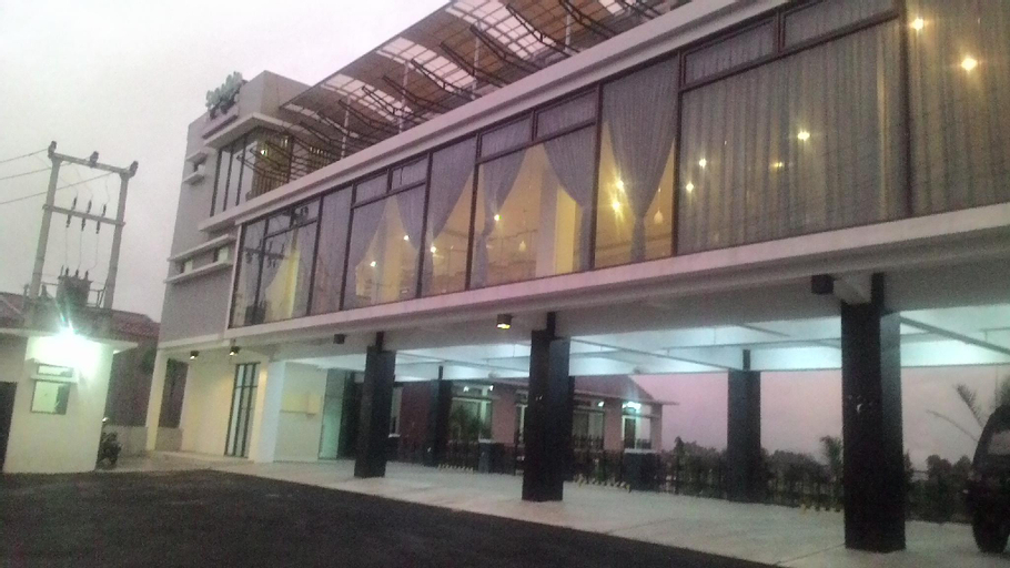 Exterior & Views 23
