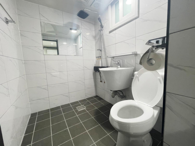 Bathroom 4