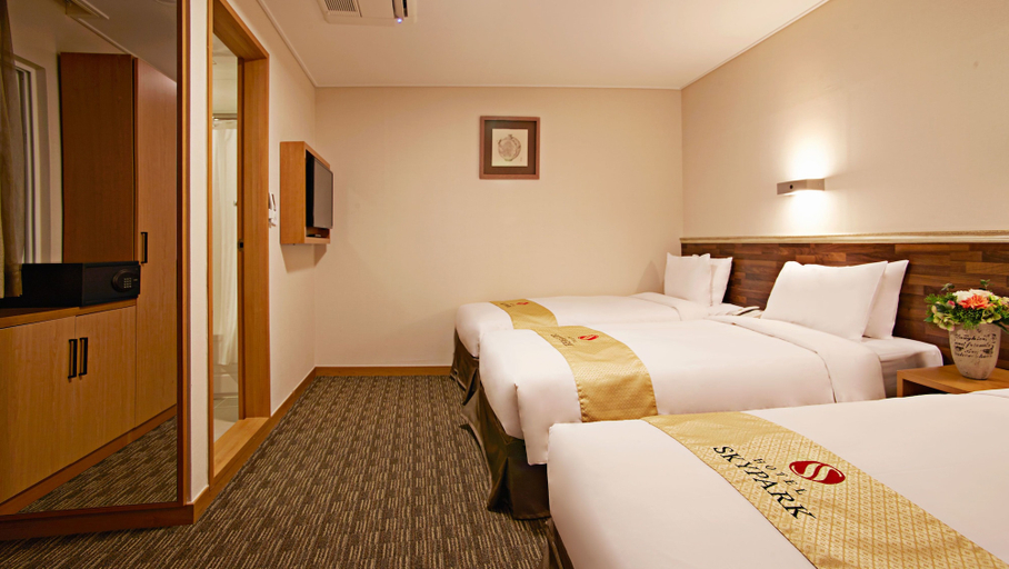 Bedroom 4, Hotel Skypark Myeongdong I, Jung