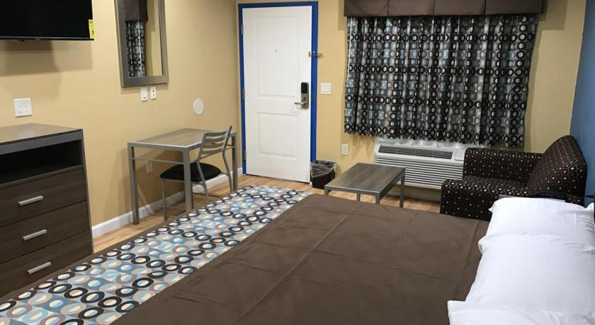 Bedroom 2, Deluxe Inn & Suites - Baytown, Harris