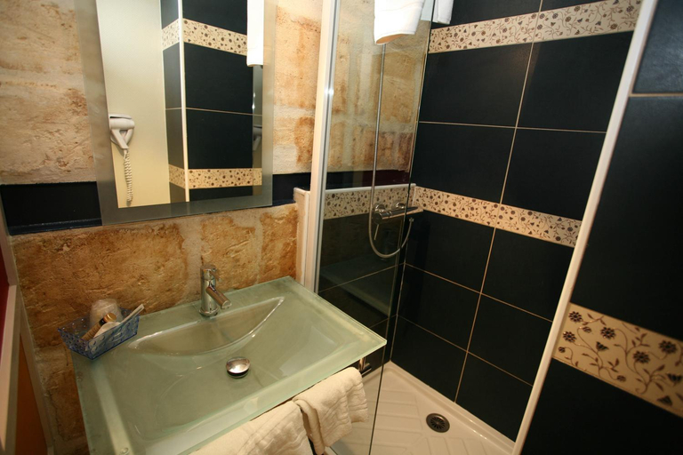 Bathroom 4, Qualys-Hotel Bordeaux La Tour Intendance, Gironde