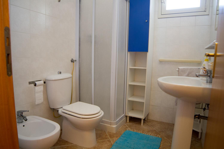 Bathroom 3, Agriturismoeloropizzuta, Syracuse