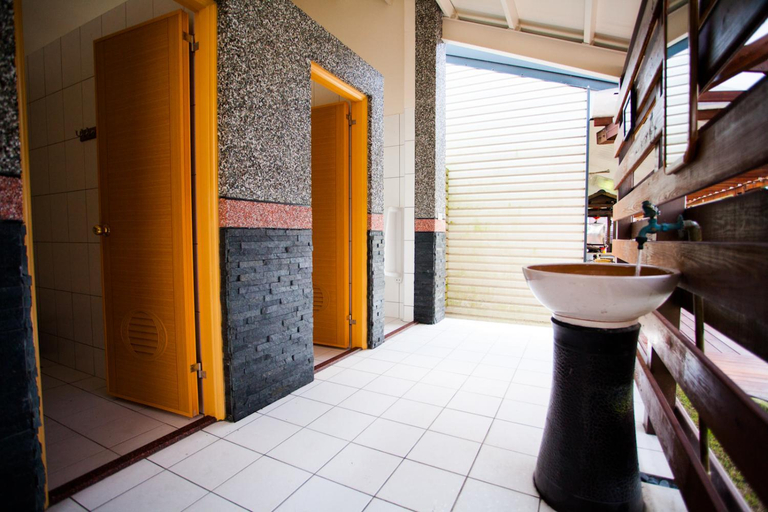 Bathroom 3, Zhu Yuan Ju Bed and Breakfast, Yilan