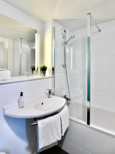 Bathroom 4, ibis budget Vannes Ploeren, Morbihan