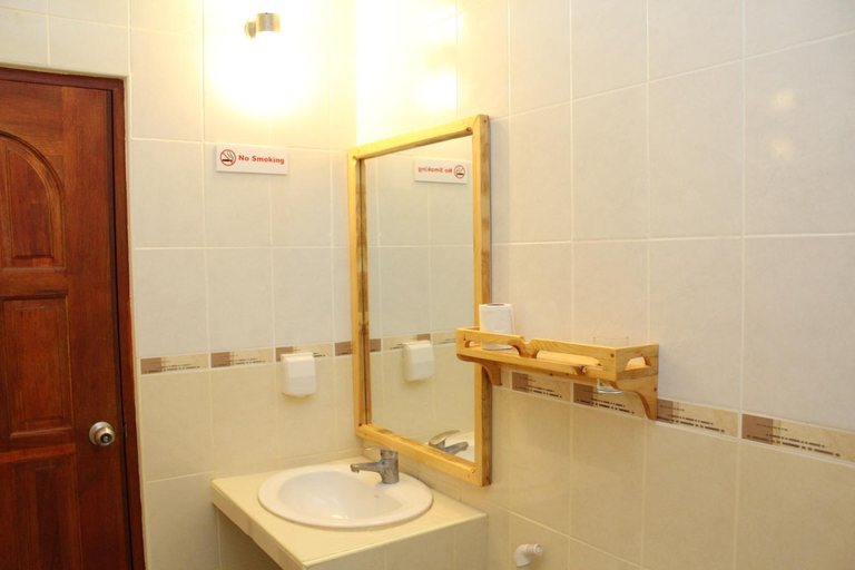 Bathroom 4, Hanifaru Transit Inn, Baa Atoll
