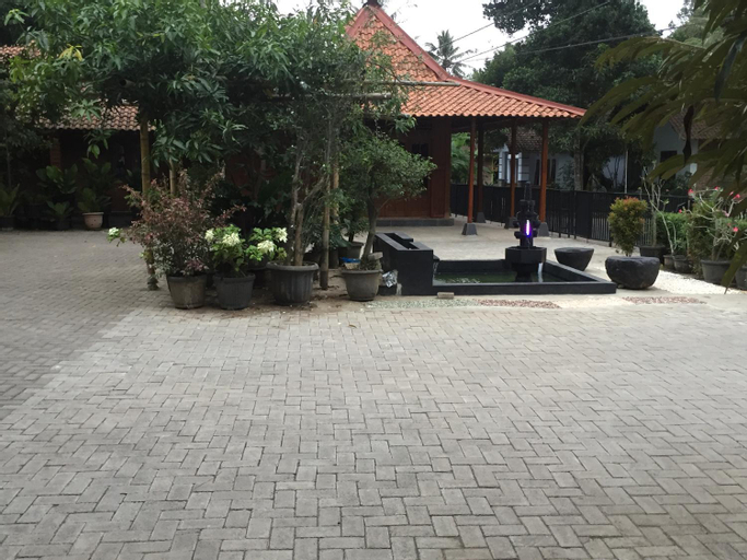 Exterior & Views 24