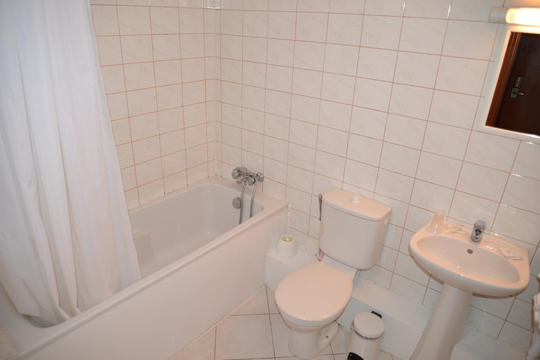 Bathroom 2, Le Cheval Noir, Seine-Saint-Denis