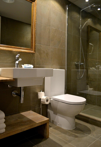 Bathroom 5, Aparthotel Arrels d'Empordà, Girona