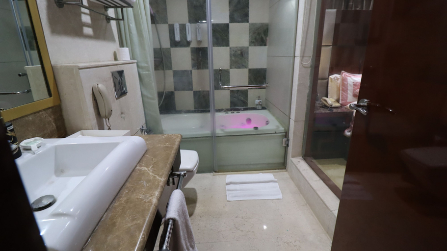 Bathroom 3, Skycity Hotel, Gurgaon