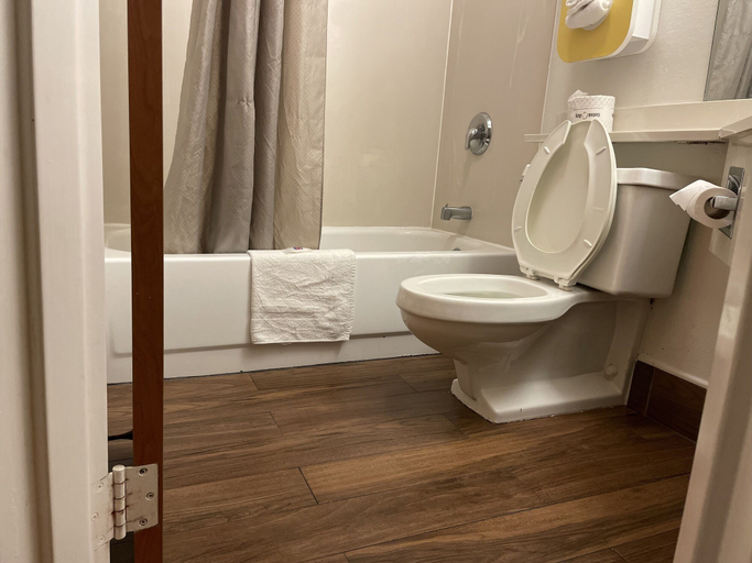 Bathroom 4, Willow Lodge Willoughby – Cleveland Mentor, Lake