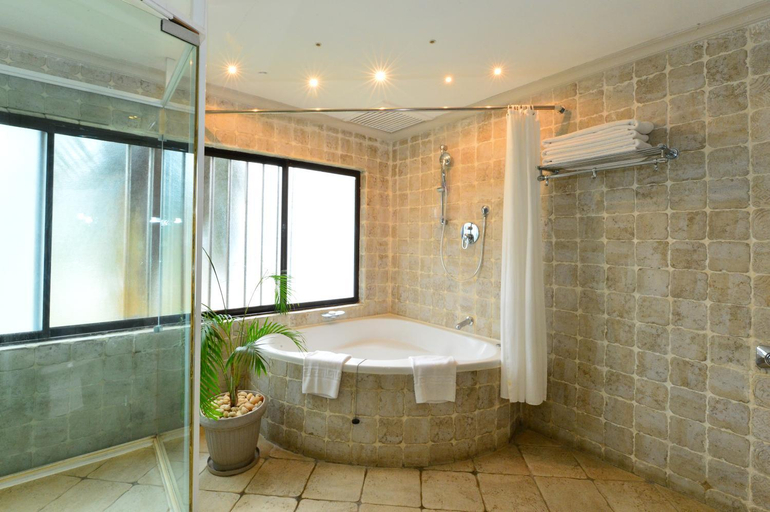Bathroom 5, Diani Reef Beach Resort & Spa, Kisauni