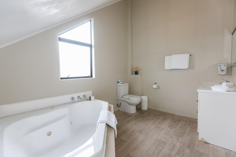 Bathroom 4, Le Chalet Suisse Motel, Taupo