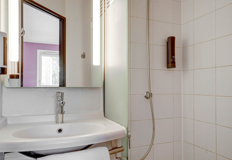 Bathroom 4, B&B HOTEL Marseille Parc Chanot, Bouches-du-Rhône