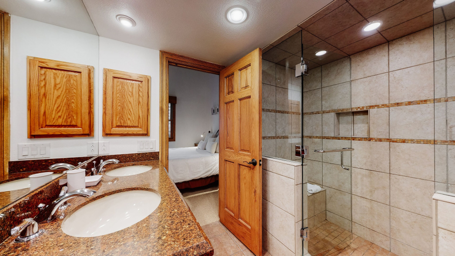 Bathroom 2, Woodrun Place, Pitkin