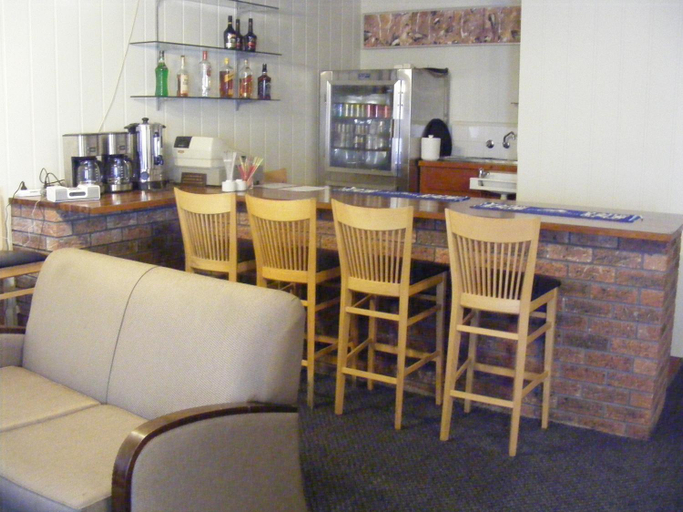 Food & Drinks, Titania Motel, Oberon