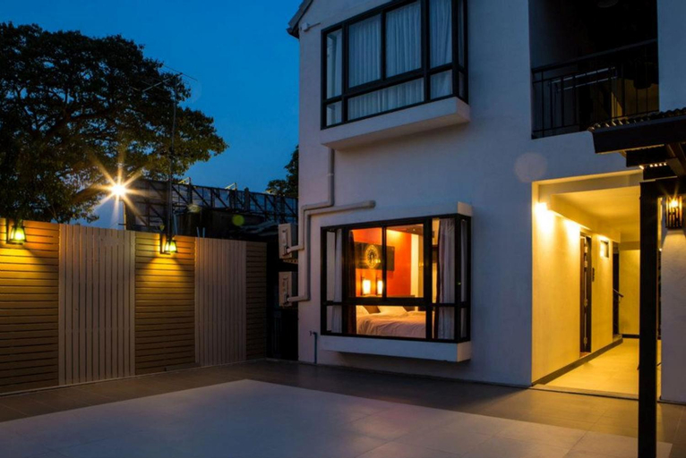 Exterior & Views 30