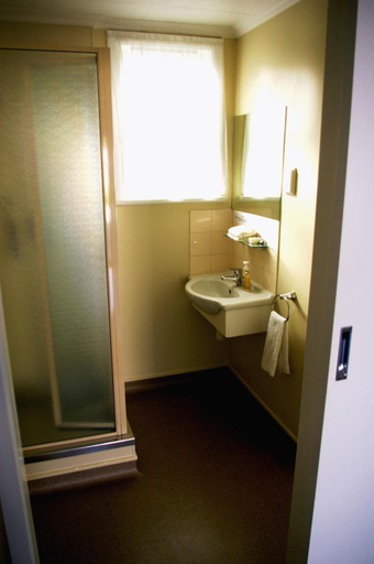 Bathroom 3, Totara Lodge Motel, Horowhenua