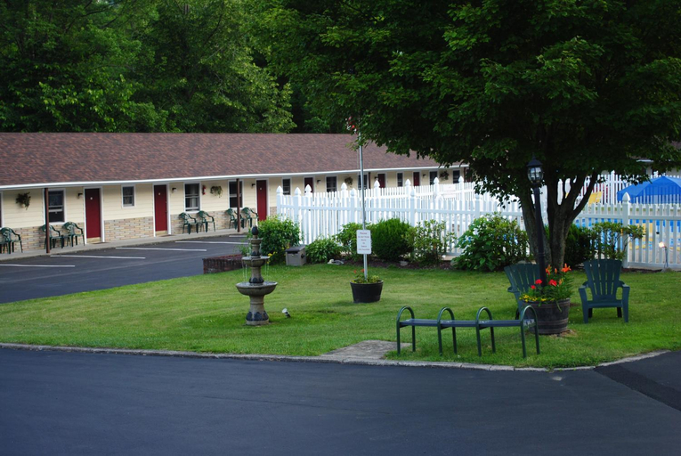Others 2, Fran Cove Motel, Warren