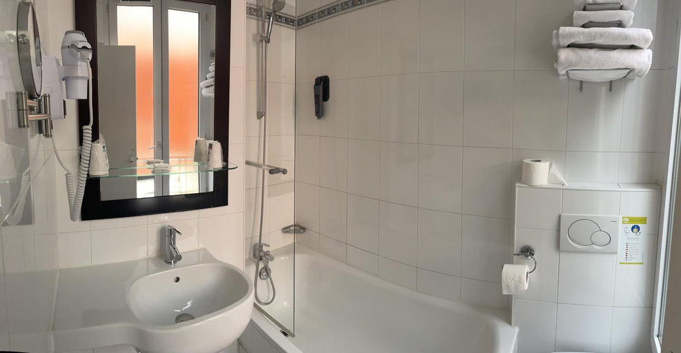 Bathroom 4, Hotel Lilas Gambetta, Paris