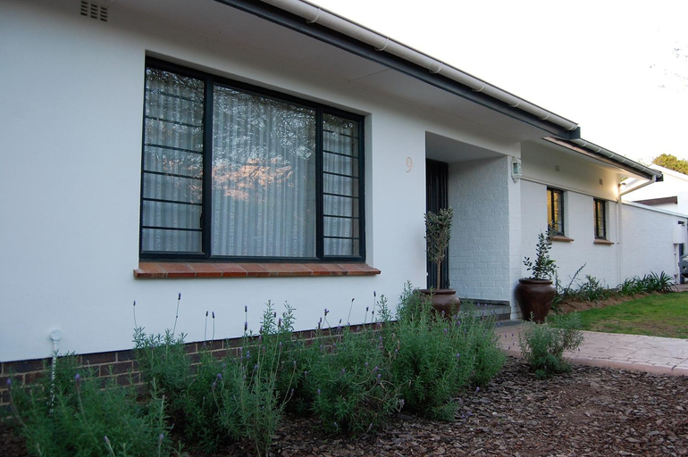 Others 4, 9 on Drommedaris, Cape Winelands