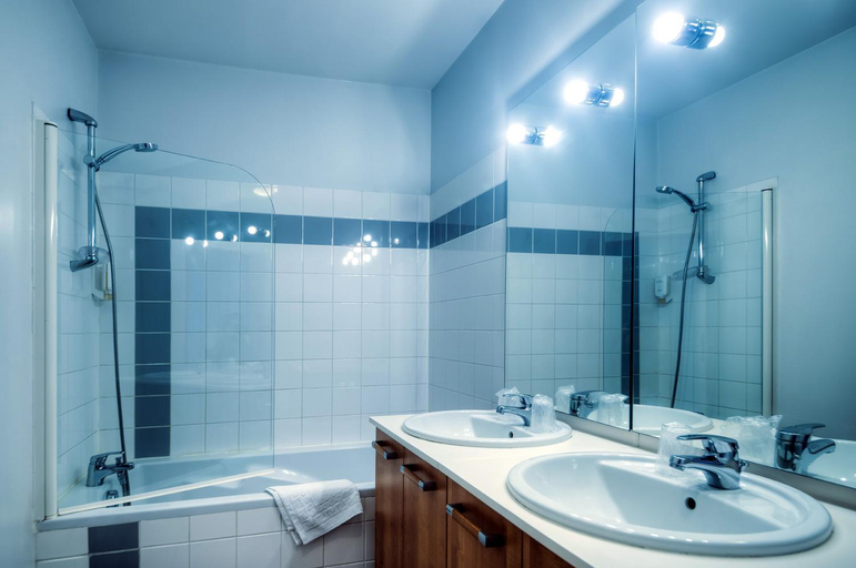 Bathroom 5, Comfort Aparthotel Saint-Nazaire Les Portes de l Ocean, Loire-Atlantique