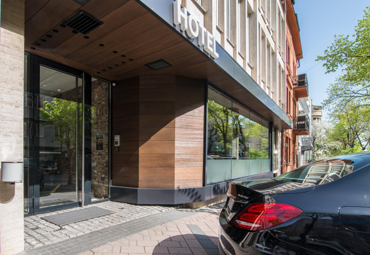 Exterior & Views