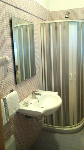 Bathroom 4, Hotel Giardino, Bari