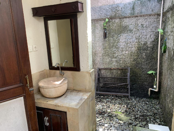 Bathroom 12