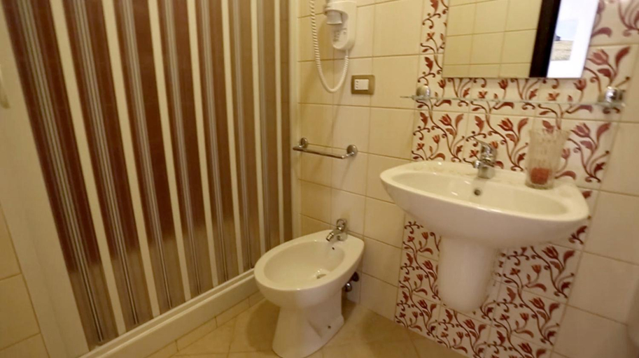 Bathroom 4, Regalpetra Hotel, Agrigento