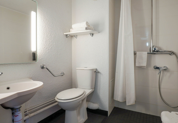 Bathroom 4, B&B HOTEL Marseille Parc Chanot, Bouches-du-Rhône