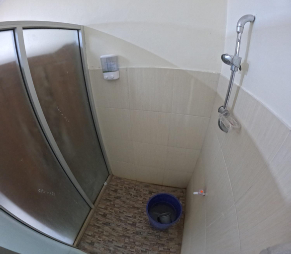 Bathroom 16