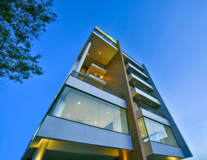 Exterior & Views