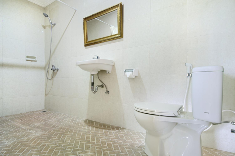 Bathroom 5, Teja Guest House & Gallery, Gianyar