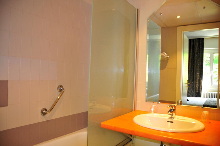 Bathroom 3, Logis Hotel - Restaurant Aux Bruyeres, Haut-Rhin