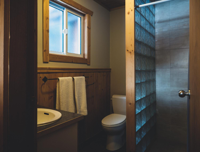 Bathroom 3, Mount Engadine Lodge, Division No. 15