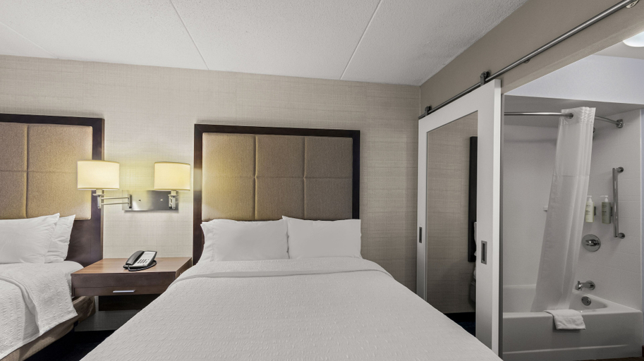 Bedroom 3, Hampton Inn Bloomington, Monroe